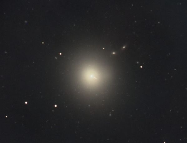 M87, die elliptische Galaxie im Virgo-Haufen